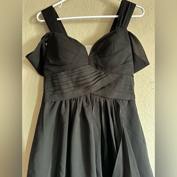 Elegant Black Pleated Dress - Picture 1 of 2